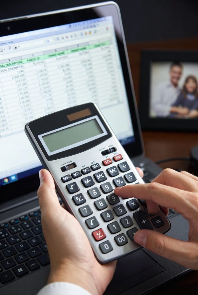 Using the Georgia child support calculator to determine monthly payments.